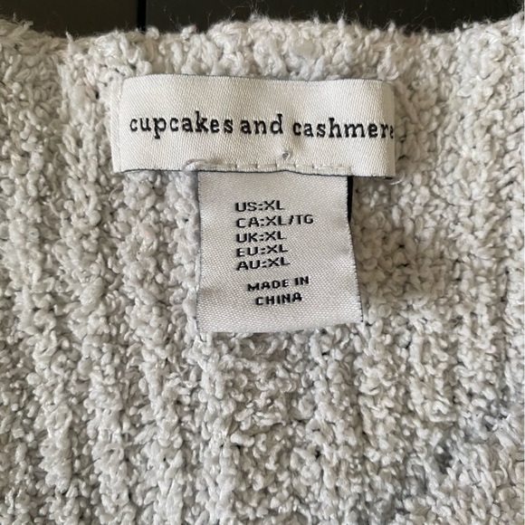 Cupcakes & Cashmere Soft & Cozy Light Grey V Neck Sweater Size XL - Picture 7 of 7